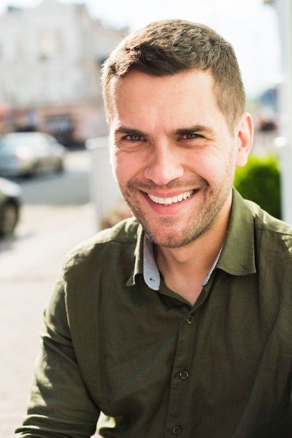 files/Retrato_de_sorrindo_homem_jovem_olhando_camera___Foto_Gratis.jpg